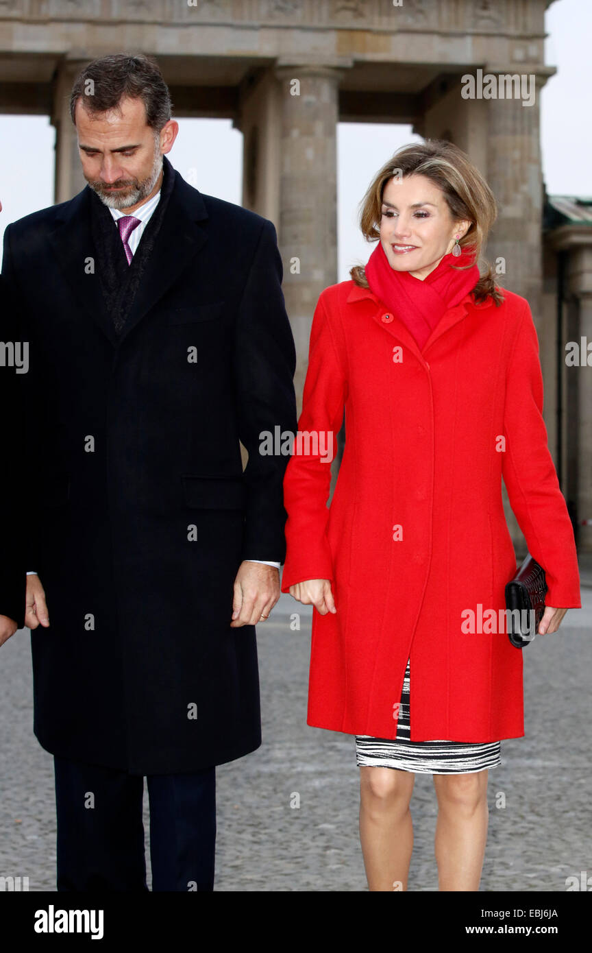 Berlin, Germany. 1st Dec, 2014. King Felipe and Queen Letizia of Spain visit the Brandenburg Gate in Berlin, Germany, 1 December 2014. The King and Queen are in Germany for an official visit. © dpa/Alamy Live News Stock Photo