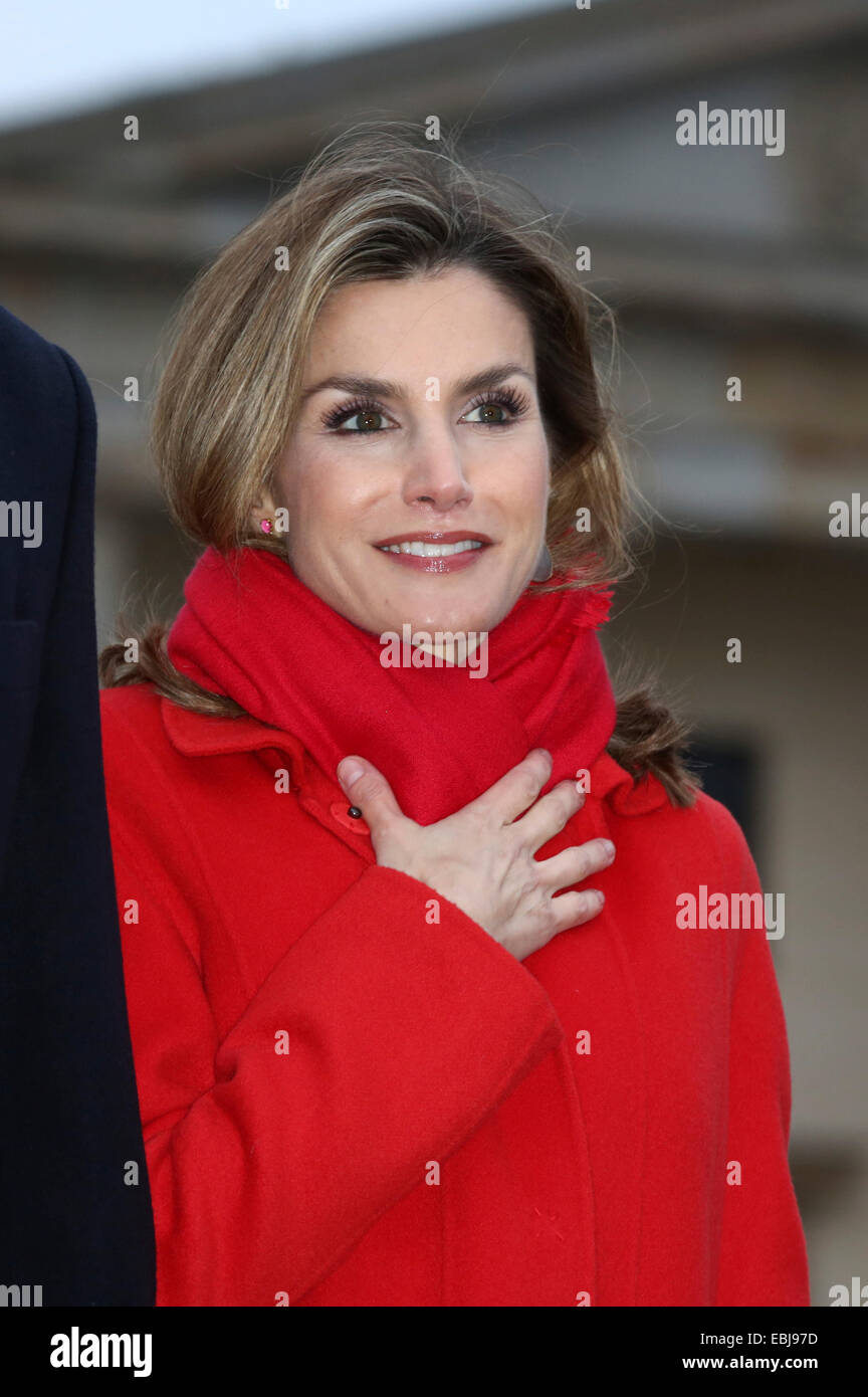 Berlin, Germany. 1st Dec, 2014. Queen Letizia of Spain visits the Brandenburger tor in Berlin, Germany, 1 December 2014. The King and Queen are in Germany for an official visit. © dpa/Alamy Live News Stock Photo