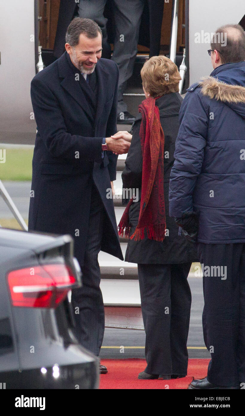Bueren, Germany. 02nd Dec, 2014. Spanish King Felipe VI is greeted by NRW Minister for Federal Affairs, Europe and Public Relations Angelica Schwall-Dueren (C) at Paderborn-Lippstadt Airport in Bueren, Germany, 02 December 2014. Photo: FRISO GENTSCH/dpa/Alamy Live News Stock Photo