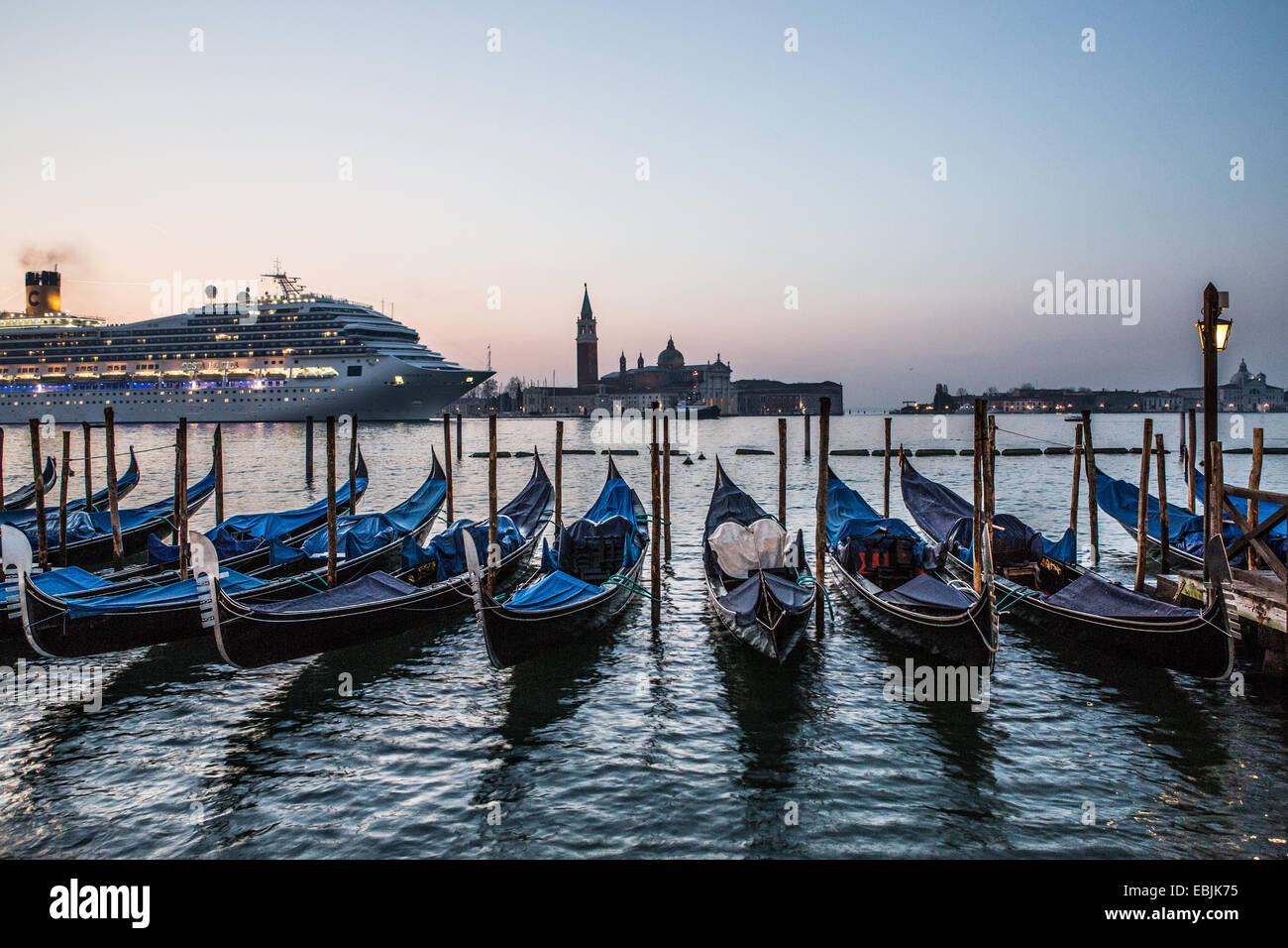 Venice canal glimpse hi-res stock photography and images - Alamy