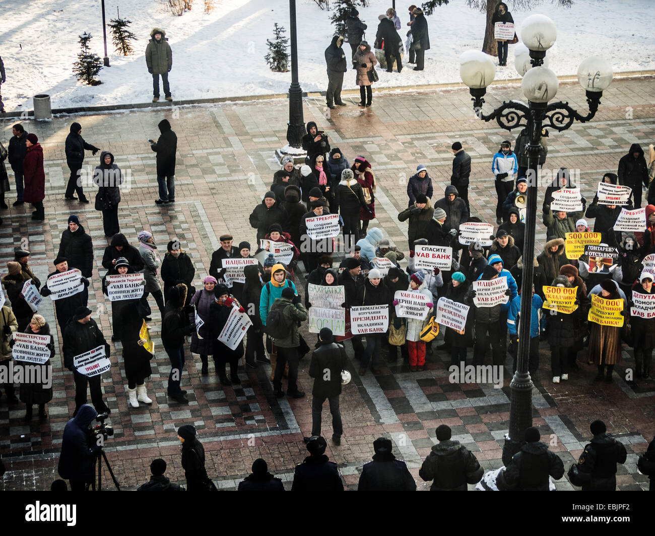 Kiev, Ukraine. 02nd Dec, 2014. Depositors of the VAB bank under the  Verhonoy Rada require the return of their money -- Today, December 2, 2014, the Verkhovna Rada of the eighth convocation starts first plenary working day. As expected, the MPs approved the management committees of the Verkhovna Rada and to determine the composition of the new Cabinet led by Yatsenyuk. Credit:  Igor Golovnov/Alamy Live News Stock Photo