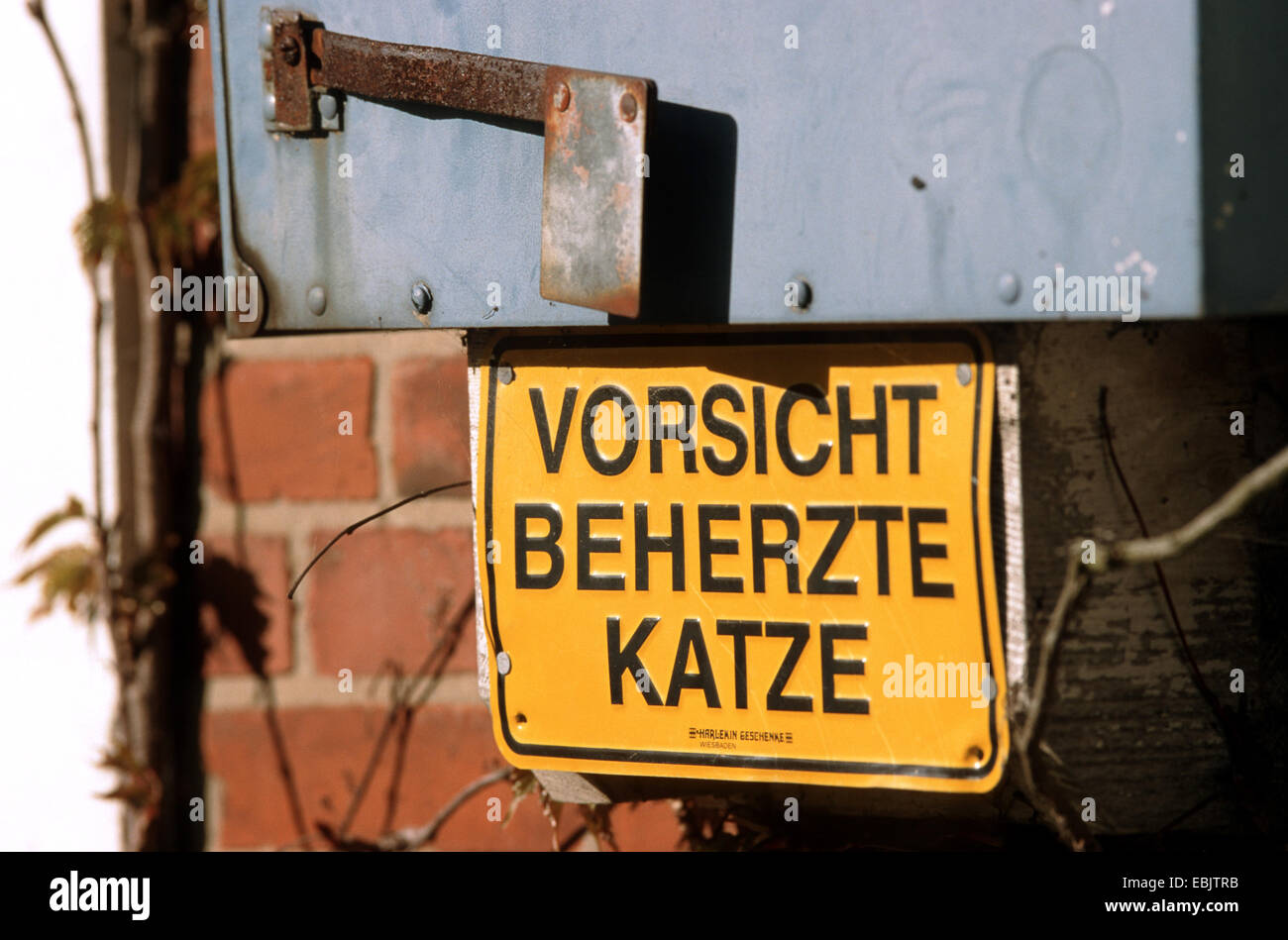 sign saying 'Vorsicht beherzte Katze' ('attention, courageous cat') at the entrance of a property Stock Photo
