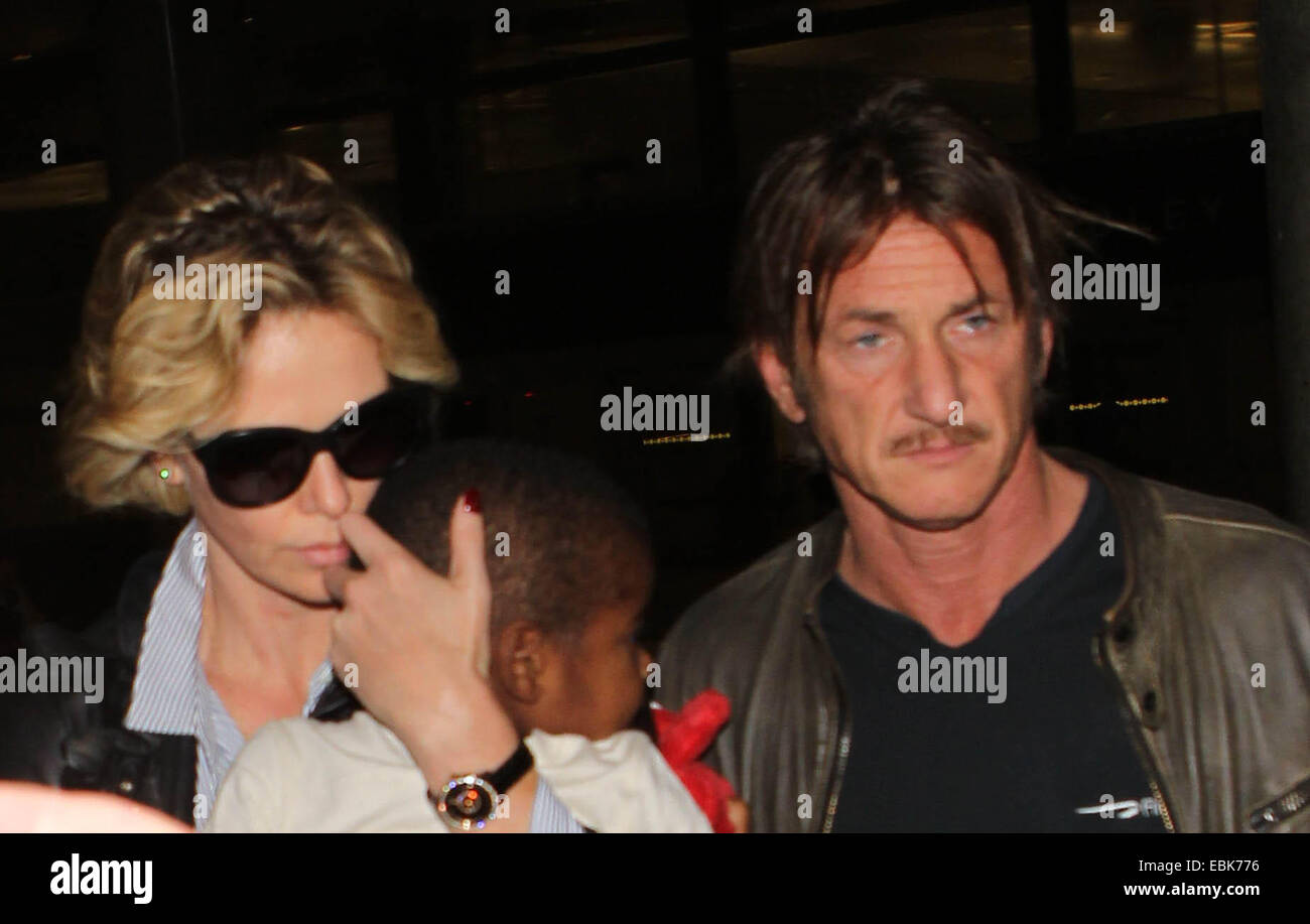 Charlize Theron with Sean Penn and son Jackson at Los Angeles International Airport (LAX)  Featuring: Charlize Theron, Sean Penn, Jackson Where: Los Angeles, California, United States When: 30 May 2014 Stock Photo