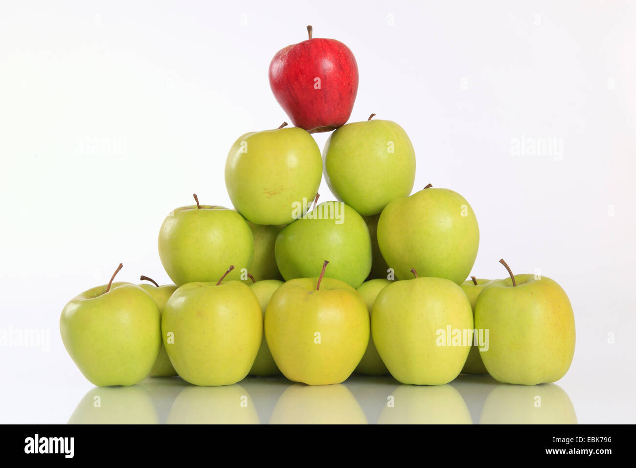 https://c8.alamy.com/comp/EBK796/apple-malus-domestica-pyramid-of-green-apples-at-the-top-a-red-one-EBK796.jpg