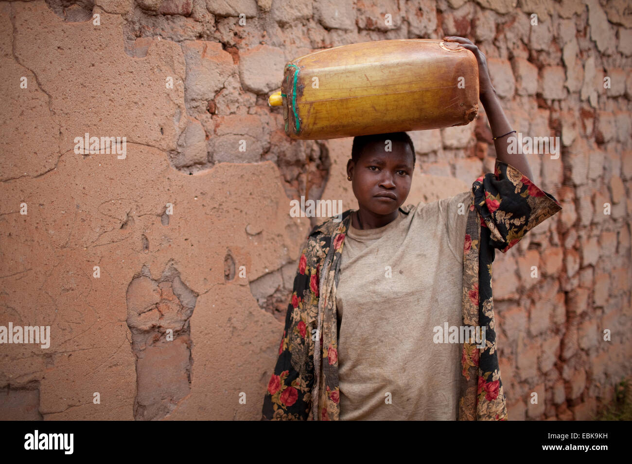 girl with water canister on her head, Burundi, Karuzi, Buhiga Stock Photo