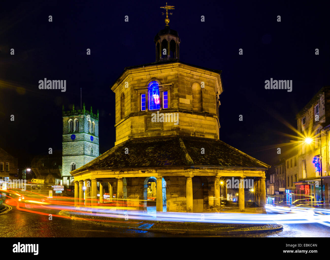 Evening traffic around the Market Cross or Butter Market in Barnard Castle, County Durham Stock Photo