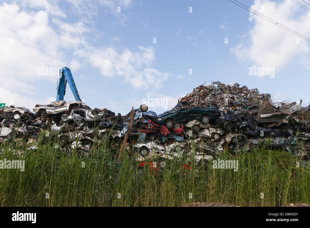 Car scrap hi-res stock photography and images - Alamy
