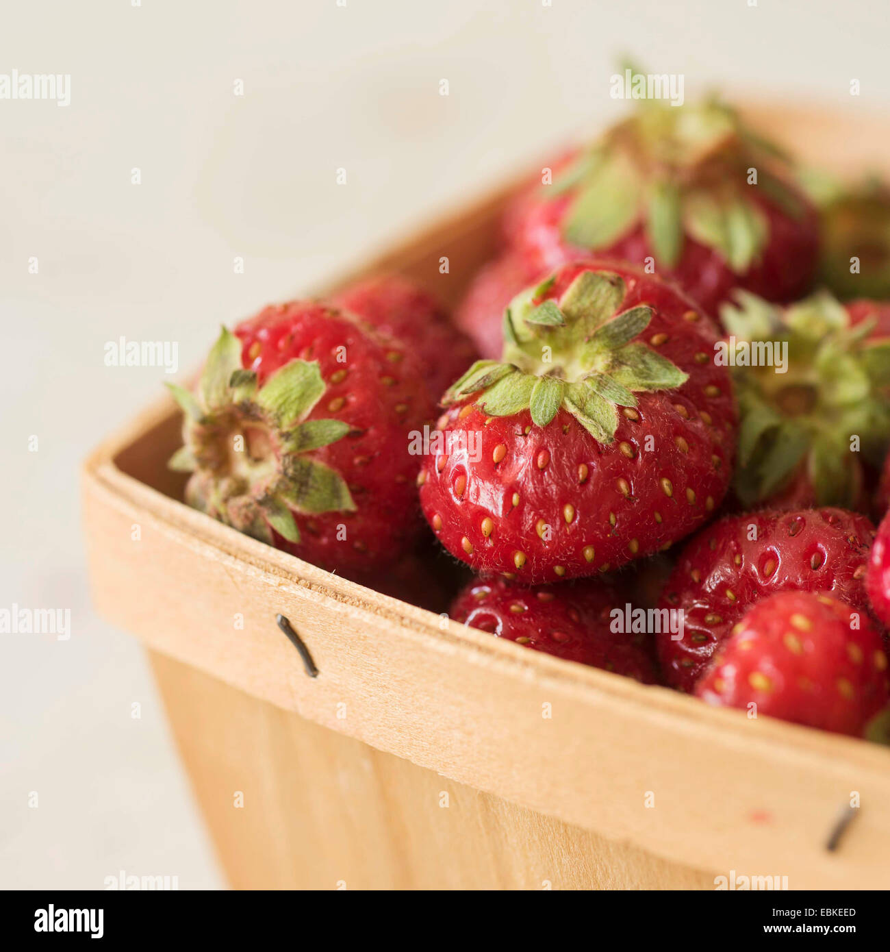 Carton of fresh strawberries hi-res stock photography and images - Alamy