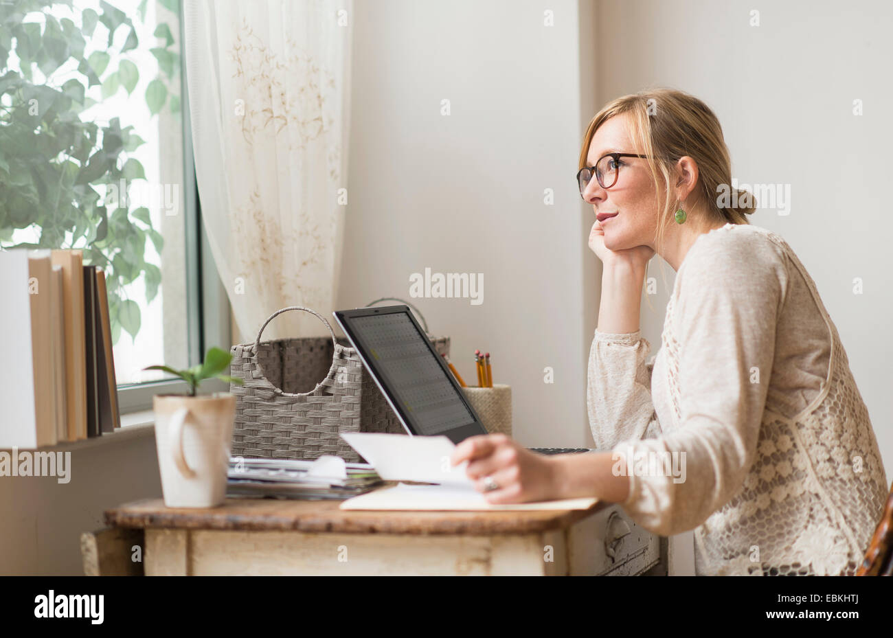 Writer at desk hi-res stock photography and images - Alamy