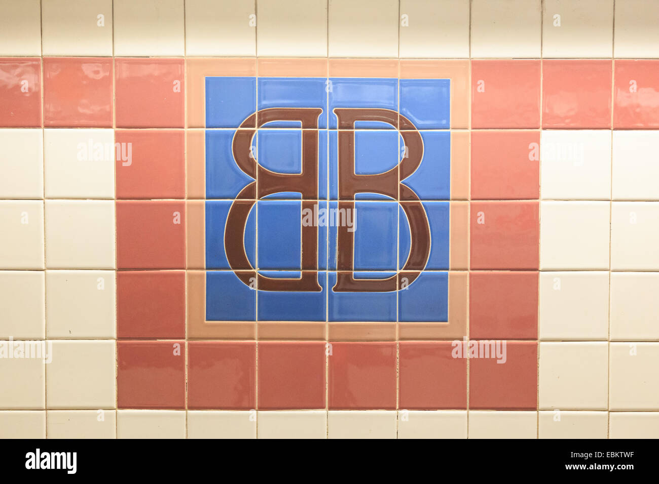 Tiled sign reading BB at the Brooklyn Bridge subway stop in Lower Manhattan, New York, NY, USA. Stock Photo