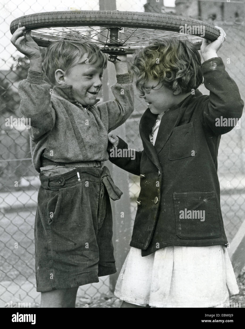 CHILDREN'S GAMES Youngsters in south London about 1958 Stock Photo