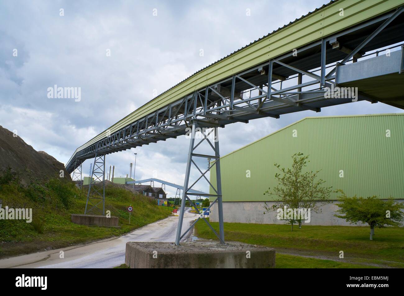 Overhead conveyor. British Gypsum, plaster and plasterboard plant. Kirkby Thore, Eden Valley, Cumbria, England, UK. Stock Photo