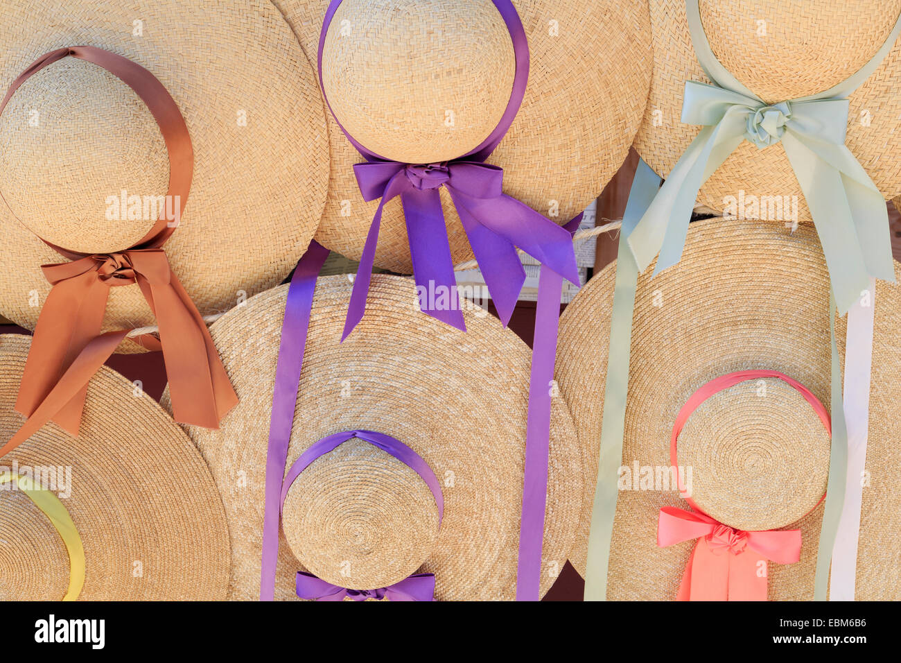 Straw hats for sale in Colonial Williamsburg, Virginia, USA Stock Photo