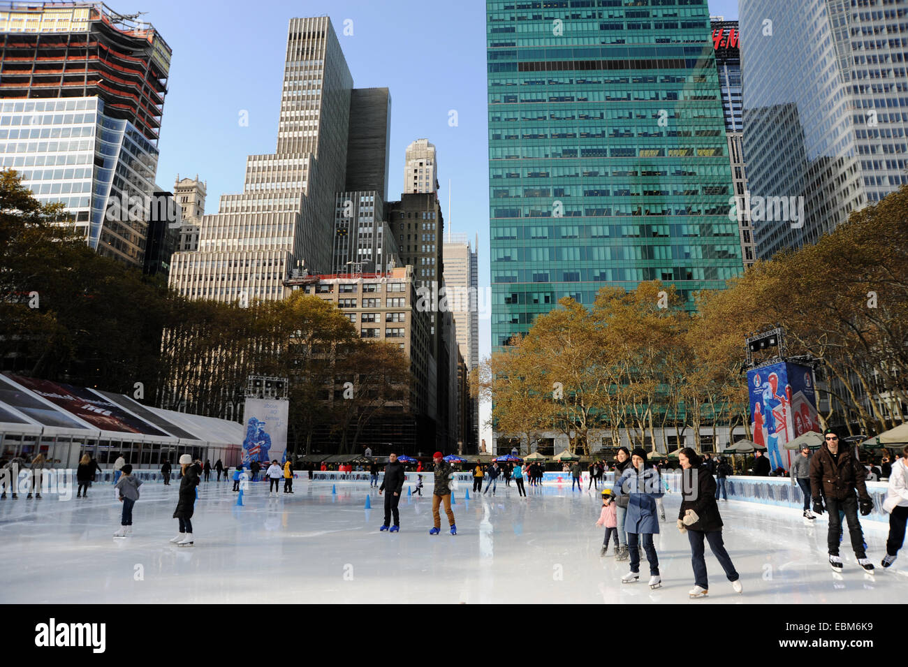 Manhattan New York USA   - Ice skating at Bryant Park Stock Photo