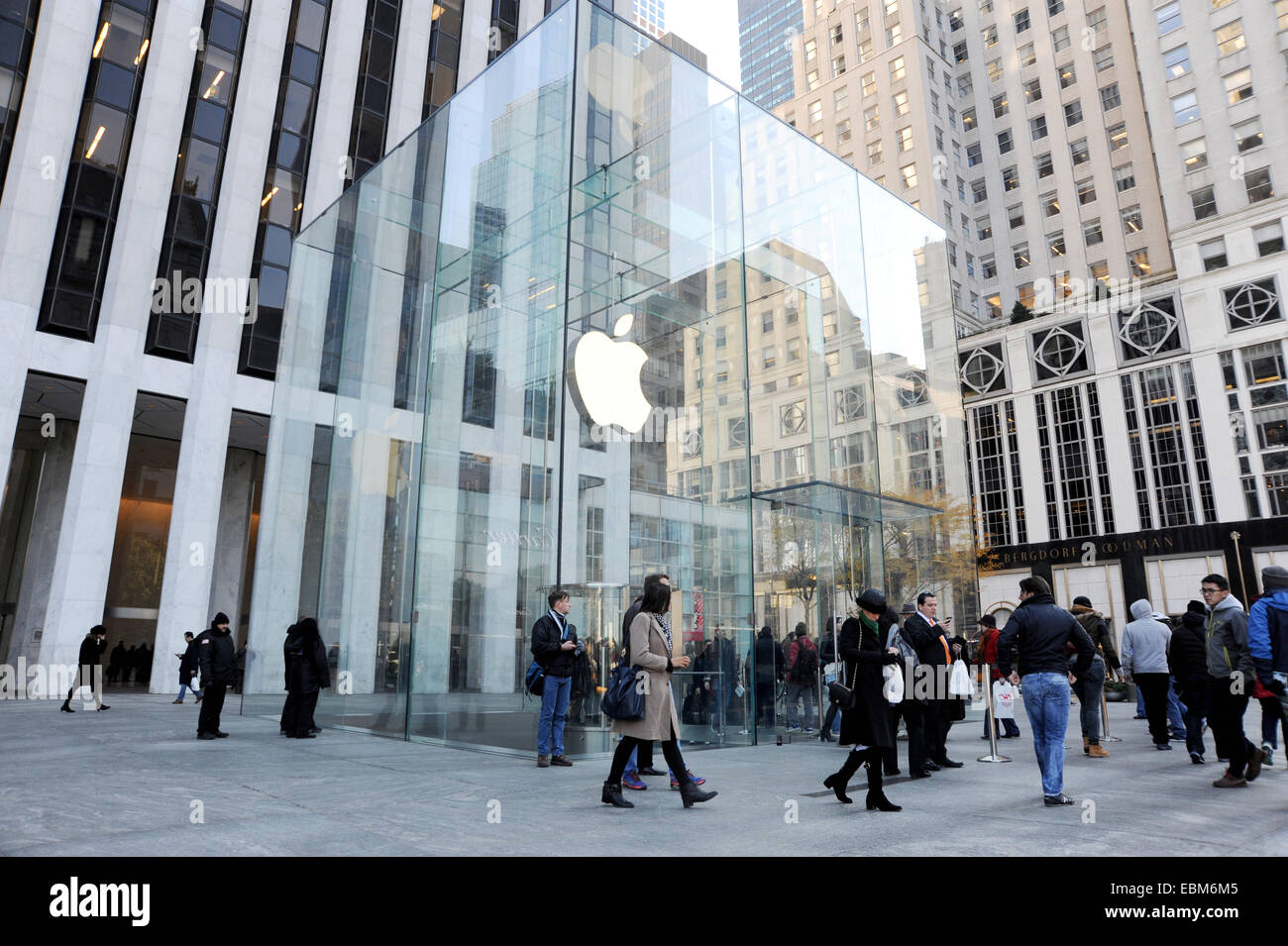 Apple Store in Manhattan, New York City, USA Editorial Stock Image - Image  of company, district: 149293529