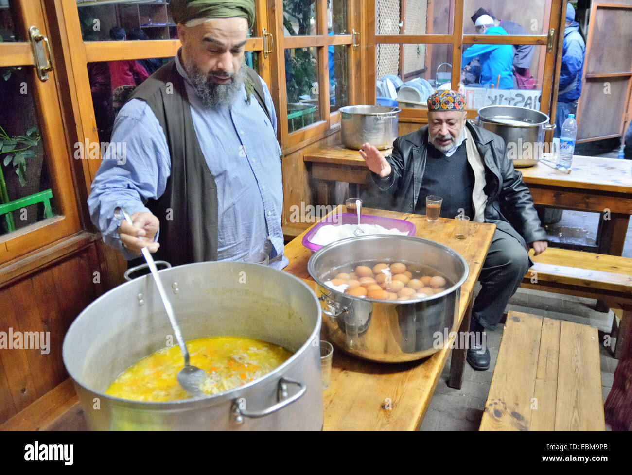 Shaikh Farhat serves diner for Muslims living in the residence of Shaikh Nazim Al-Haqqani, leader of the Naqshbandi-Haqqani Sufi Stock Photo