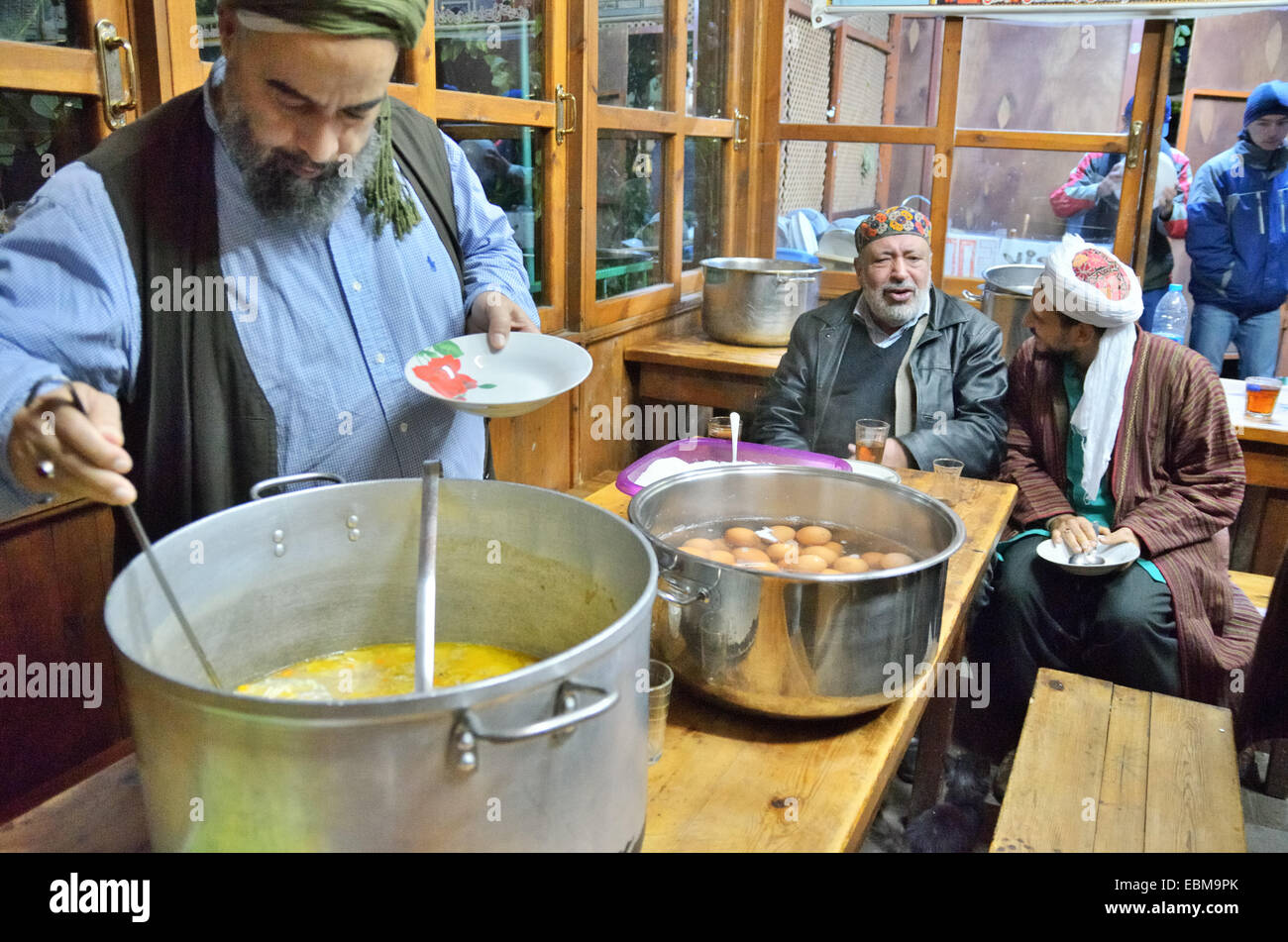 Shaikh Farhat serves diner for Muslims living in the residence of Shaikh Nazim Al-Haqqani, leader of the Naqshbandi-Haqqani Sufi Stock Photo