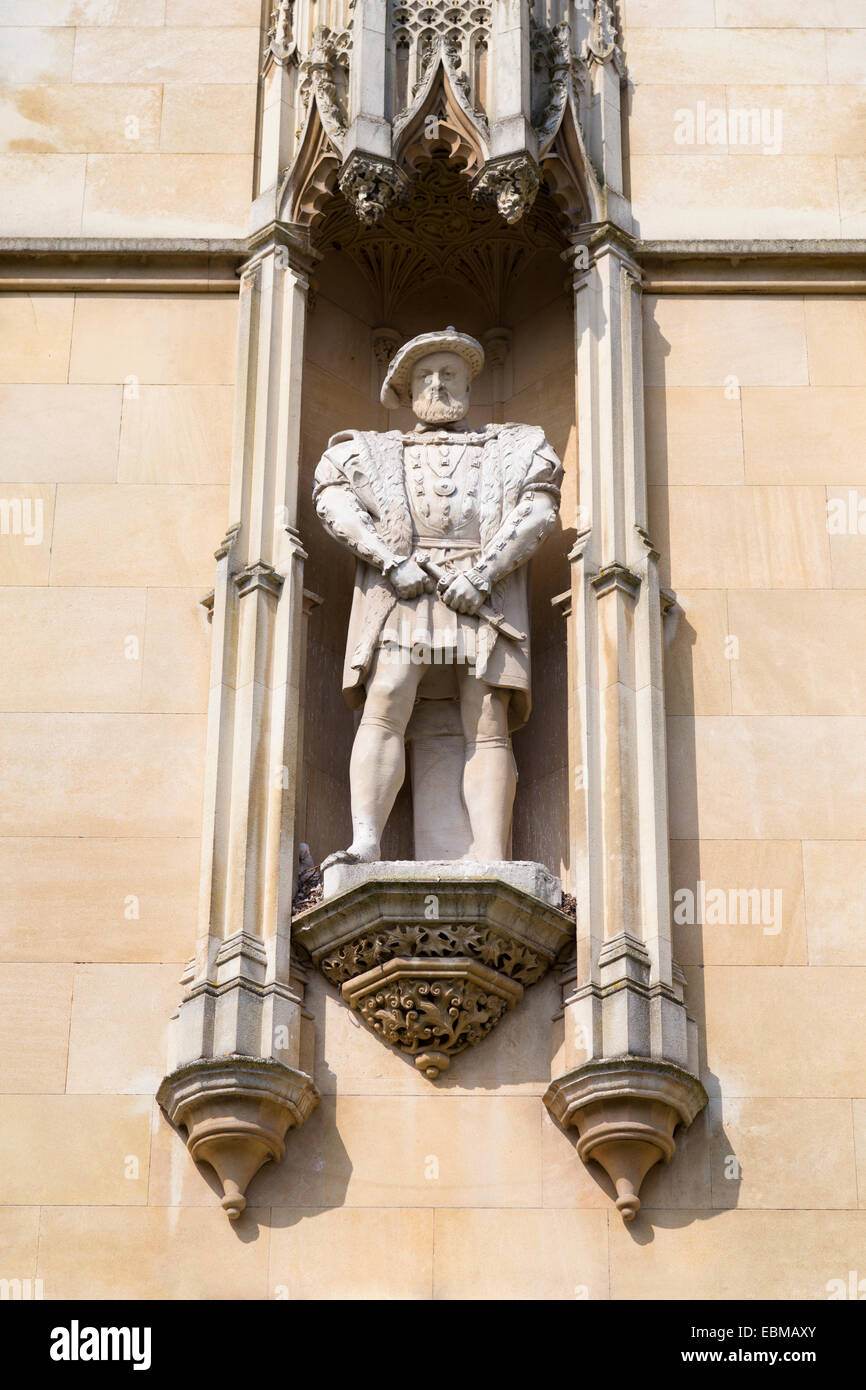 UK, Cambridge, stone statue of King Henry the VIII on the walls of King