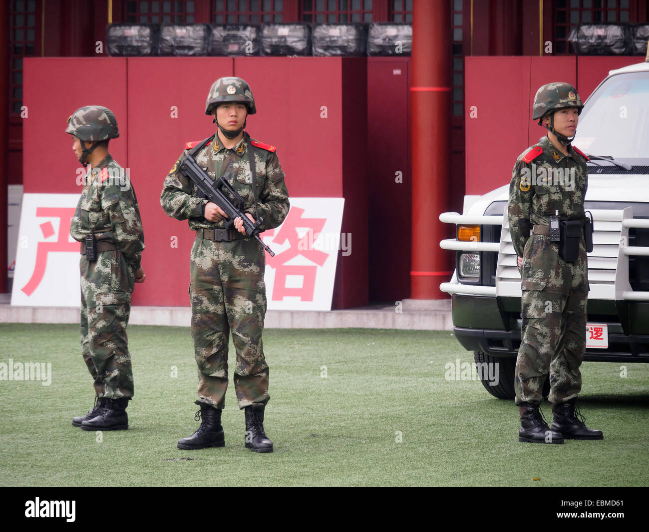 Chinese army soldiers standing guard Stock Photo - Alamy