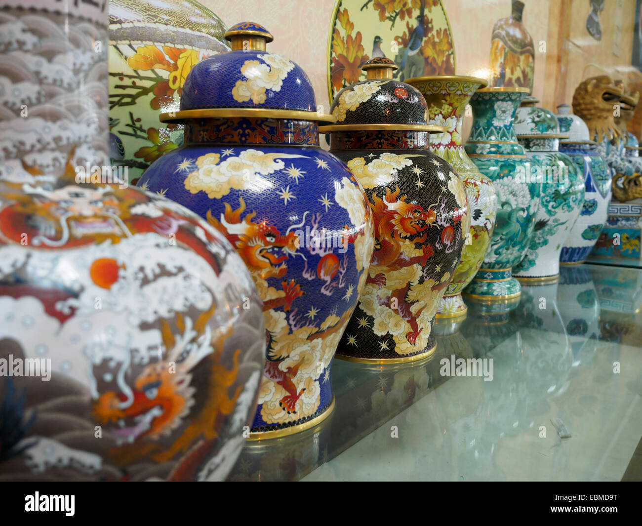 Antique chinese vases hi-res stock photography and images - Alamy