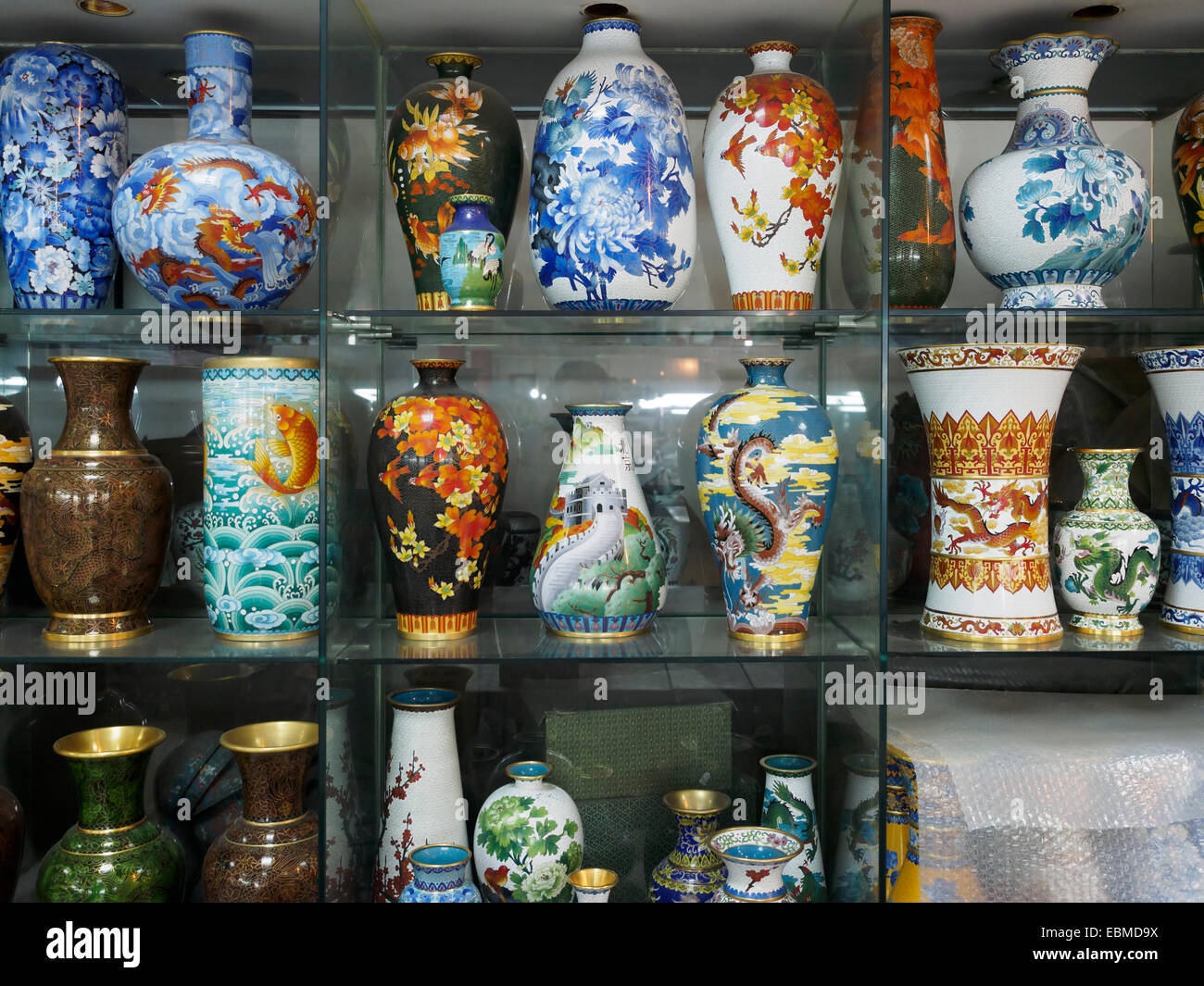 Antique chinese vases hi-res stock photography and images - Alamy