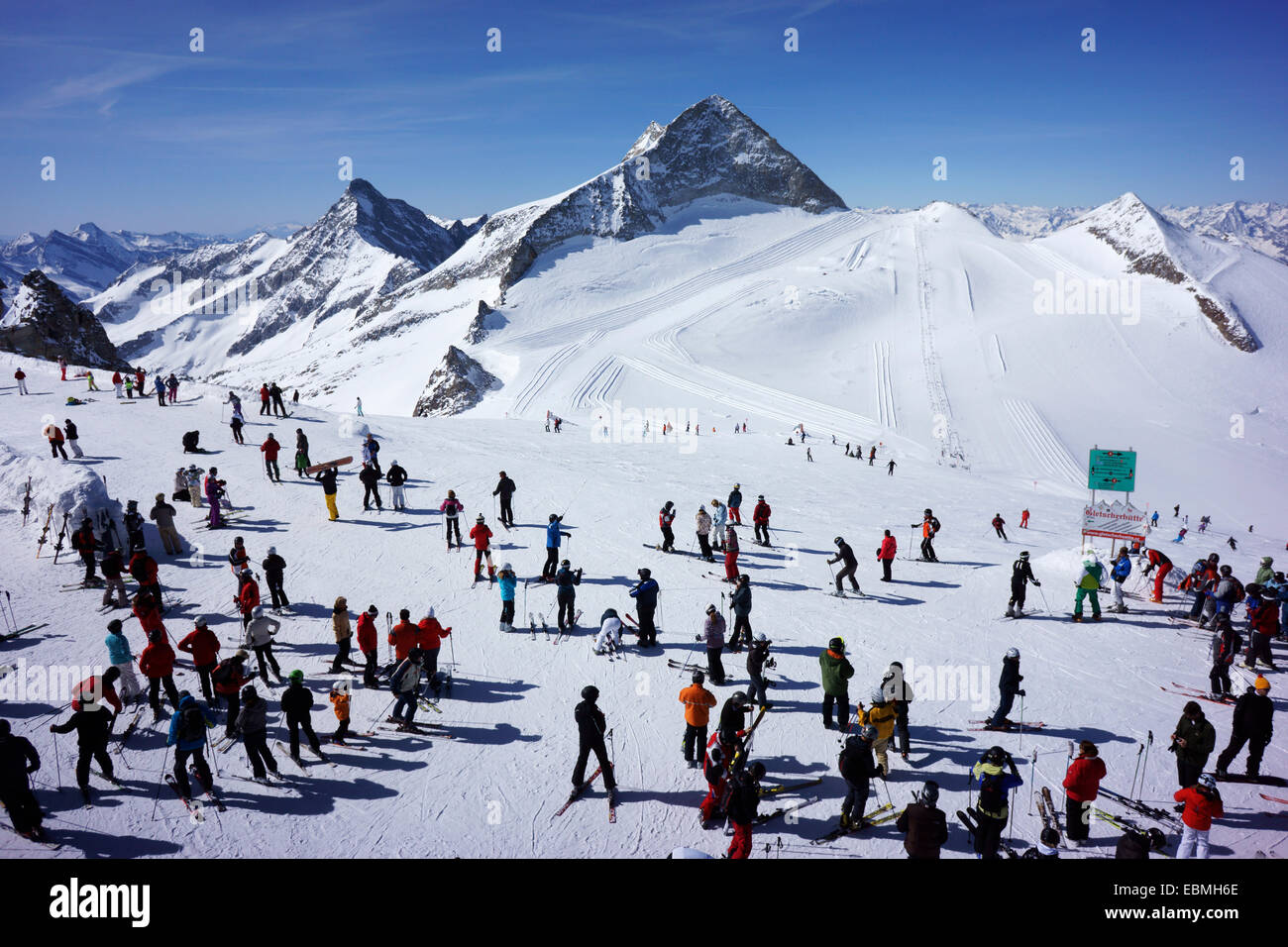 Skiers on Stubai Glacier, with Mtns. Stubaier Wildspitze (3340m) and Daunkogel (3330 m), Tyrol, Austria Stock Photo