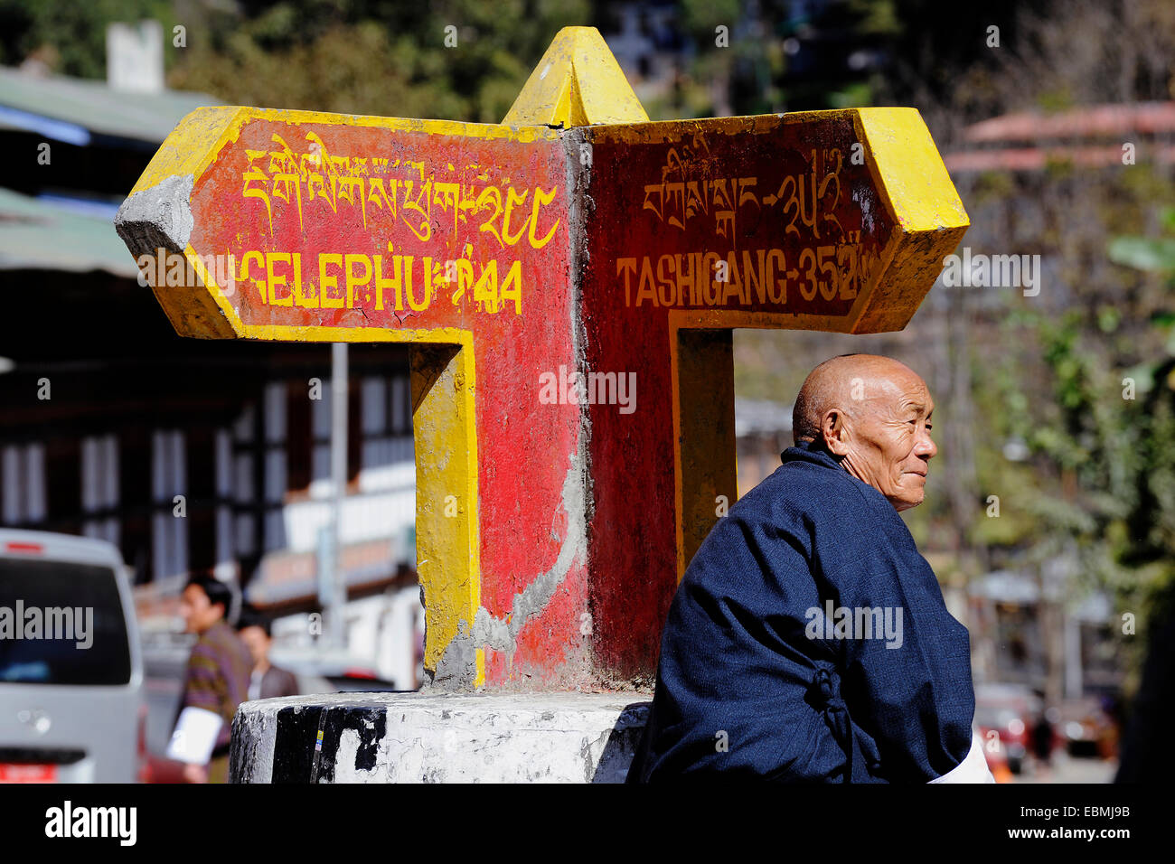 Street scene at a traffic intersection in Trongsa, Trongsa, Trongsa District, Bhutan Stock Photo
