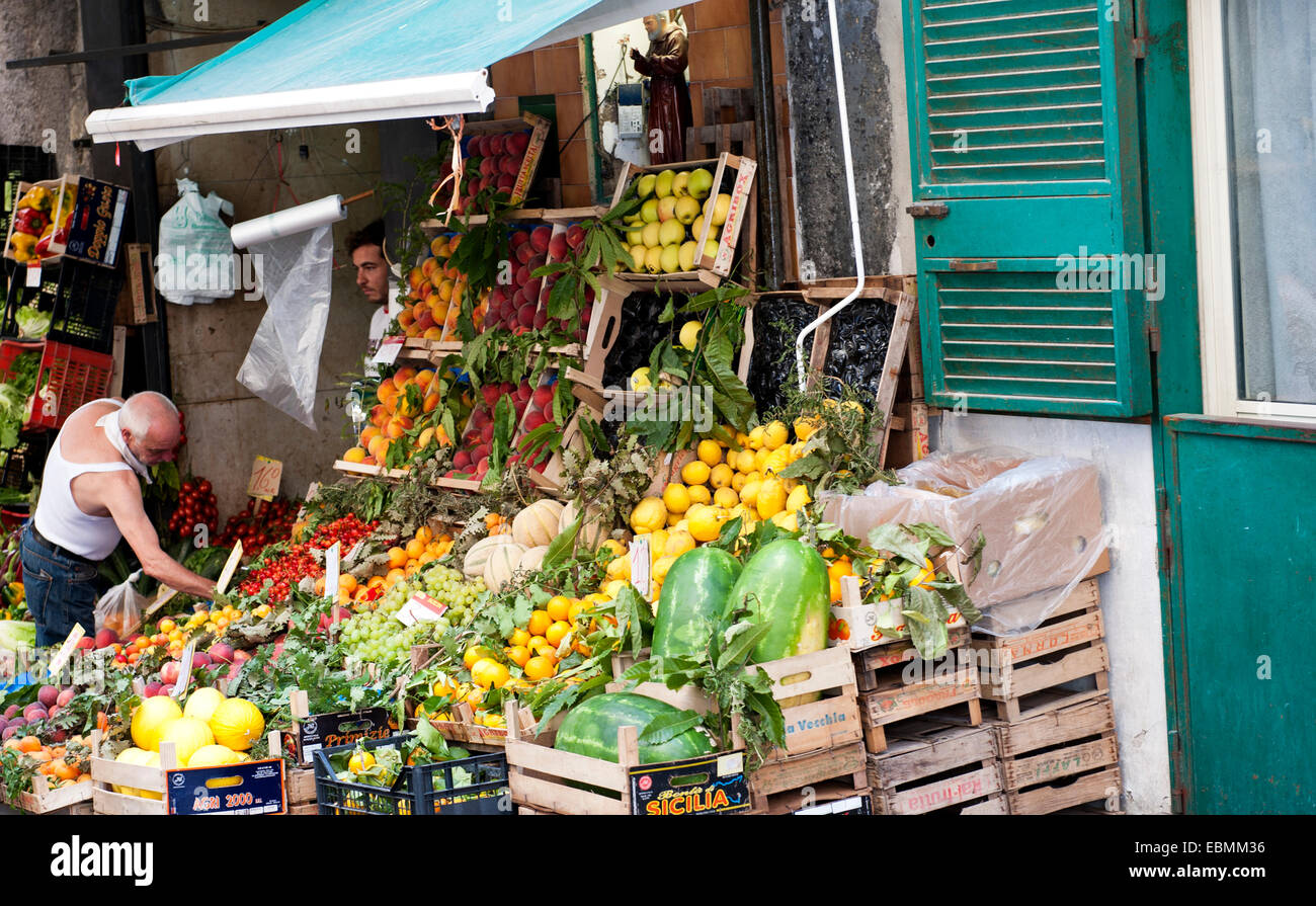 Fruit and vegetable store in the Spanish Quarters, Quartieri Spagnoli, Naples, Campania, Italy Stock Photo