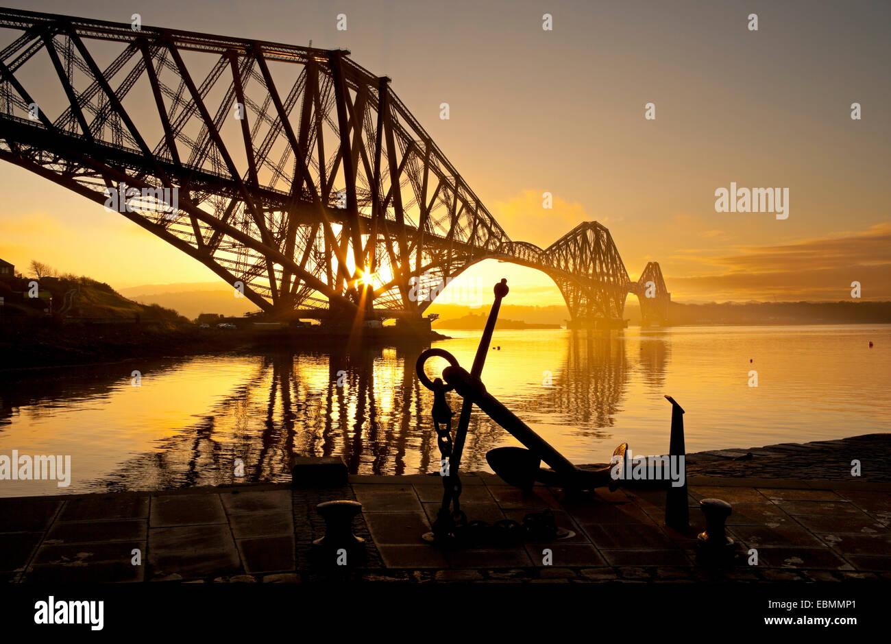 North Queensferry, Fife, Scotland, UK. UK weather. Sunrise behind the Forth Rail Bridge on a cold morning with temperature at 3 degrees. Stock Photo