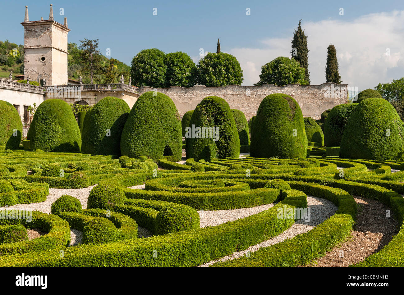 Villa Allegri Arvedi, Cuzzano, Italy. The elaborate Baroque pattern of clipped box hedges forming a 'parterre de broderie' was laid out around 1656 Stock Photo