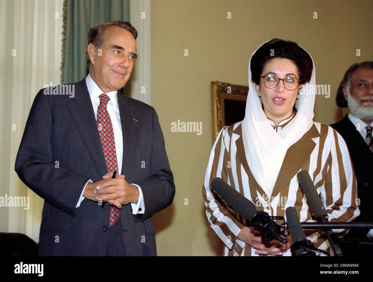 US Senate Majority Leader Robert Dole with Pakistan Prime Minister Benizar Bhutto following a meeting on Capitol Hill April 6, 1995 in Washington, DC. Stock Photo