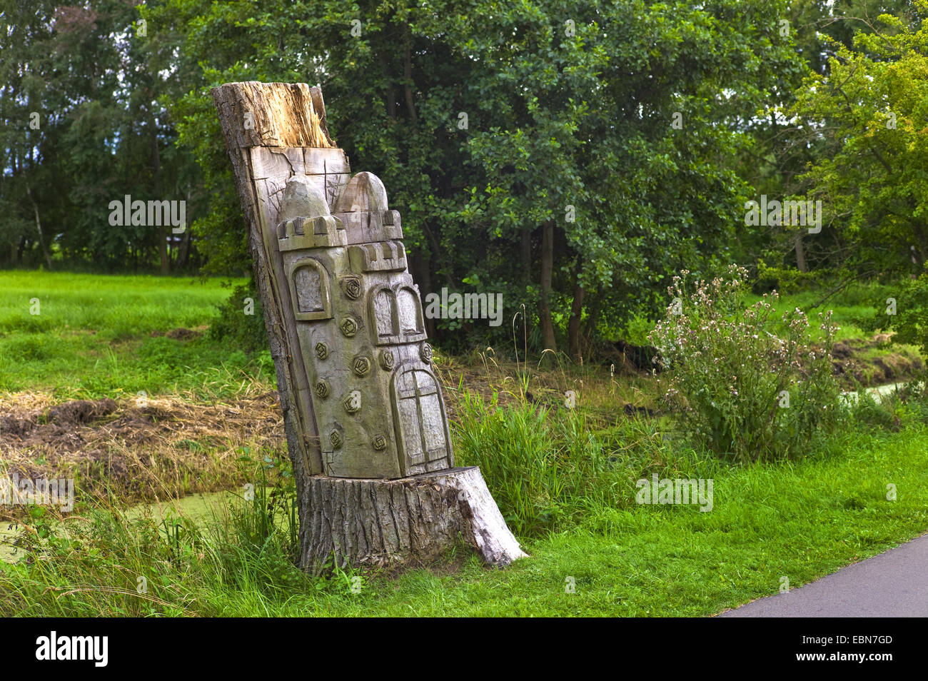 german fairy tale 'Sleeping Beauty' carved in a tree trunk, Germany, Mecklenburg-Western Pomerania, Ueckermuende Stock Photo