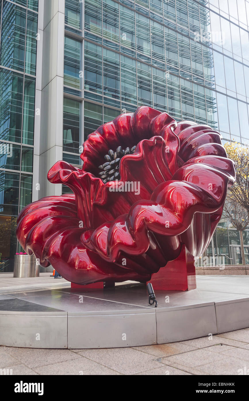 London, Canary Wharf    Ana Tzarev's  'Love Poppy' fibreglass sculpture Stock Photo