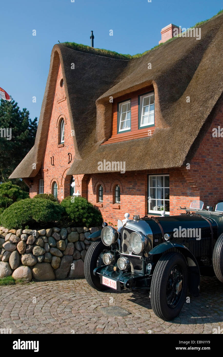 typical house with thatched roof on Sylt with Oldtimer Bentley, Germany, Schleswig-Holstein, Sylt, Keitum Stock Photo