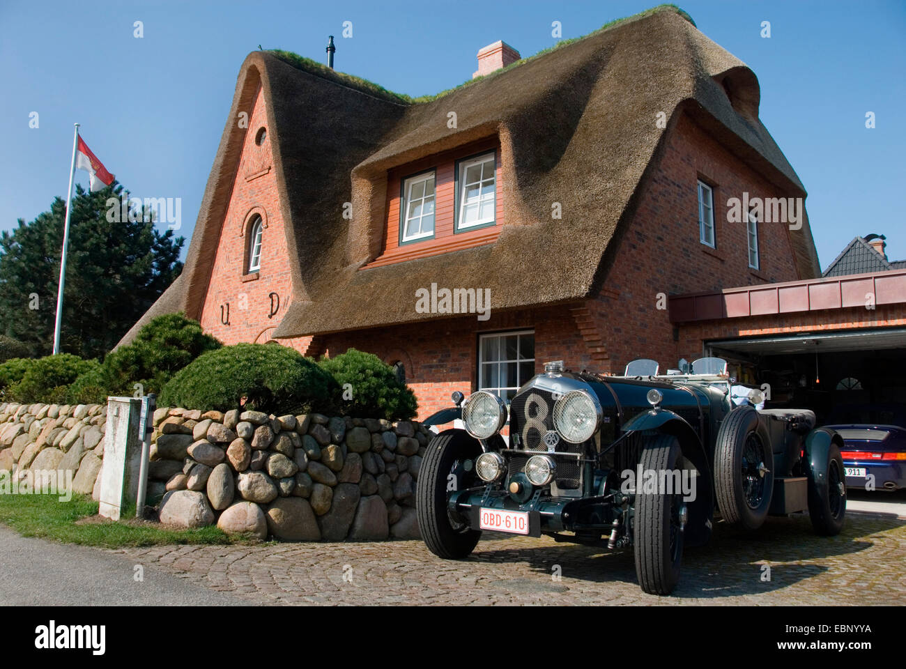 typical house with thatched roof on Sylt with Oldtimer Bentley, Germany, Schleswig-Holstein, Sylt, Keitum Stock Photo