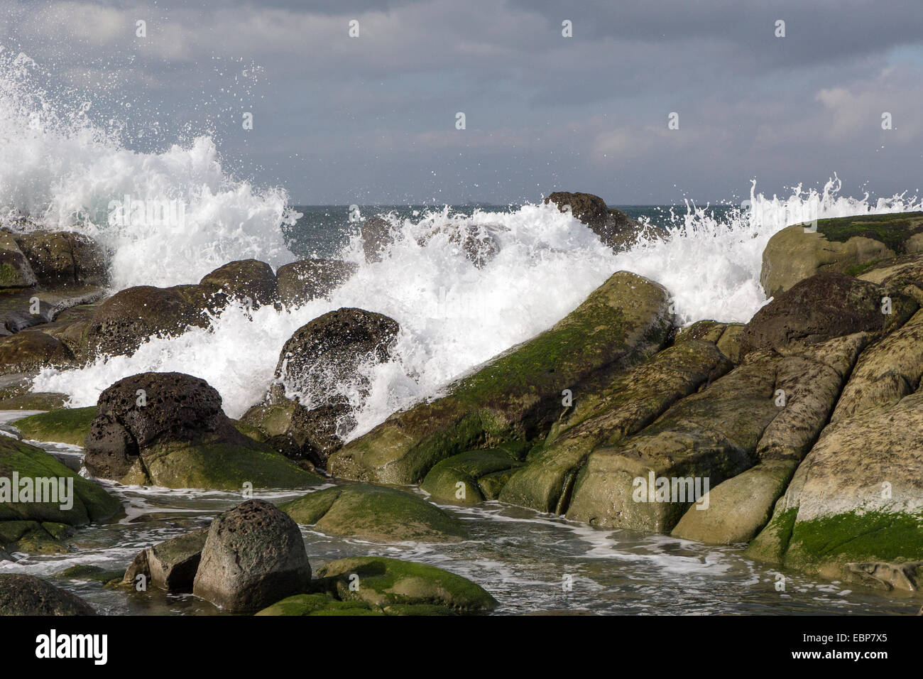 Foamy waves crashing on shore hi-res stock photography and images - Alamy