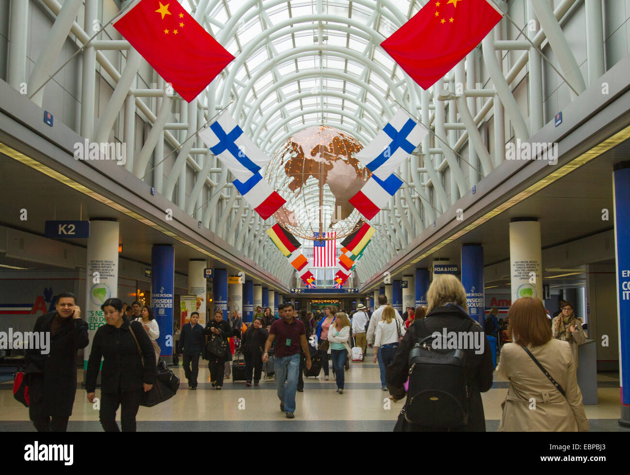American Air;line passengers at Chicago O'Hare Airport terminal 3. Stock Photo