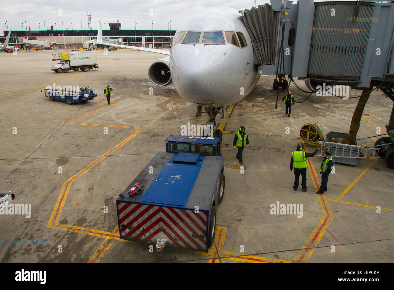 American Air;line passengers at Chicago O'Hare Airport terminal 3 Stock