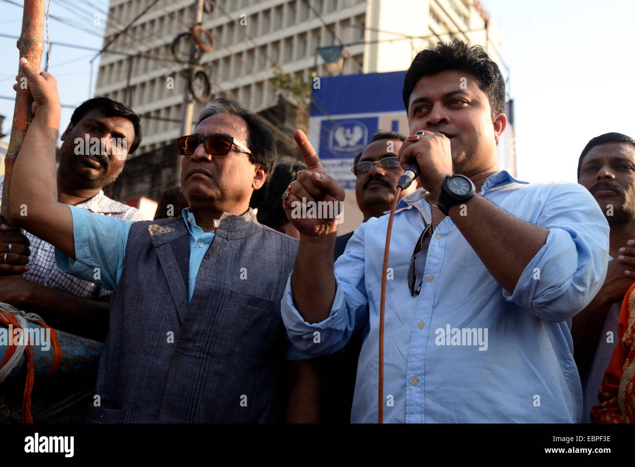 Bengali actor Suman Banerjee addressing the activists. BJP minded artists, intellectuals and positive thinker rallied from College Square to Dharmatala protesting against the recent SARADHA SCAM. © Saikat Paul/Pacific Press/Alamy Live News Stock Photo