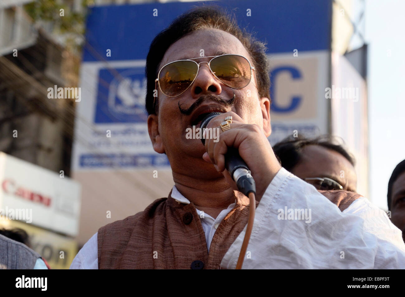 Magician P.C.Sarkar at the rally. BJP minded artists, intellectuals and positive thinker rallied from College Square to Dharmatala protesting against the recent SARADHA SCAM. © Saikat Paul/Pacific Press/Alamy Live News Stock Photo