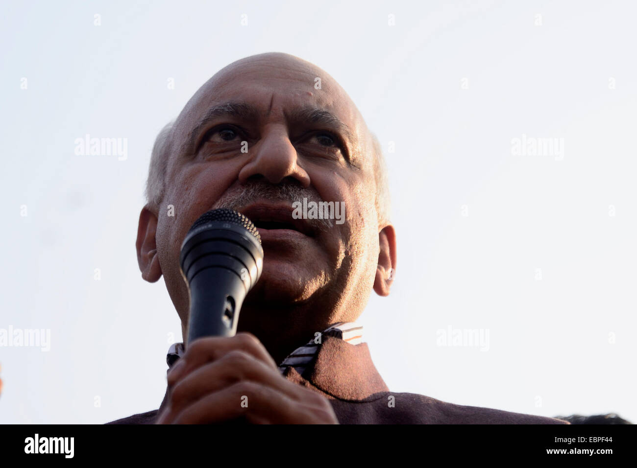 M.J.Akbar addressing the BJP minded artists, intellectuals and positive thinker who rallied from College Square to Dharmatala protesting against the recent SARADHA SCAM. © Saikat Paul/Pacific Press/Alamy Live News Stock Photo