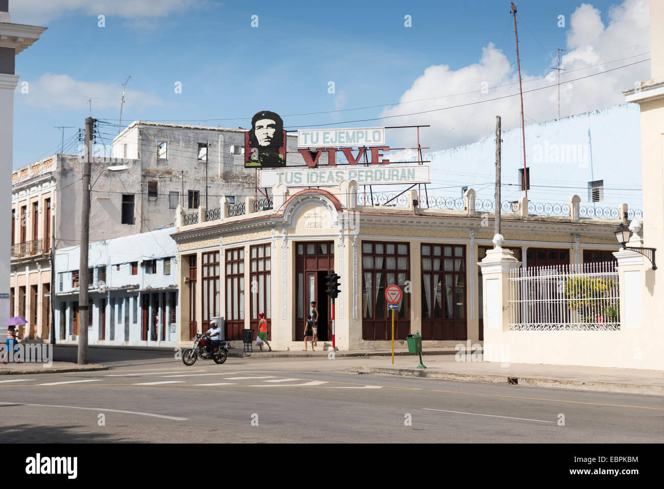 CIENFUEGOS, CUBA - MAY 7, 2009. A house with a Che Guevara sign on the top, in Cienfuegos, Cuba, on May 7, 2014 Stock Photo