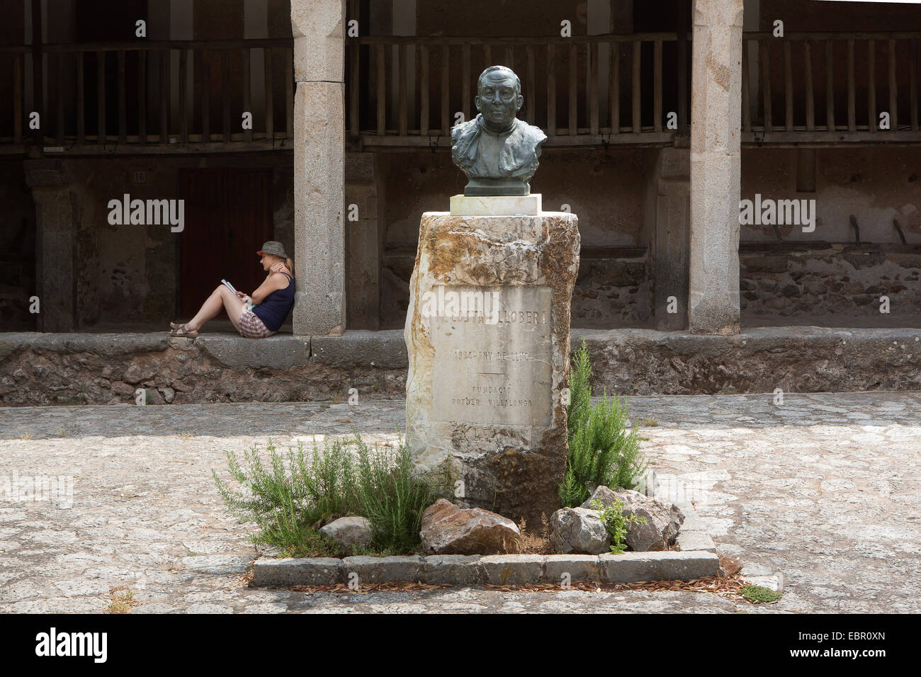Convent woman hi-res stock photography and images - Alamy