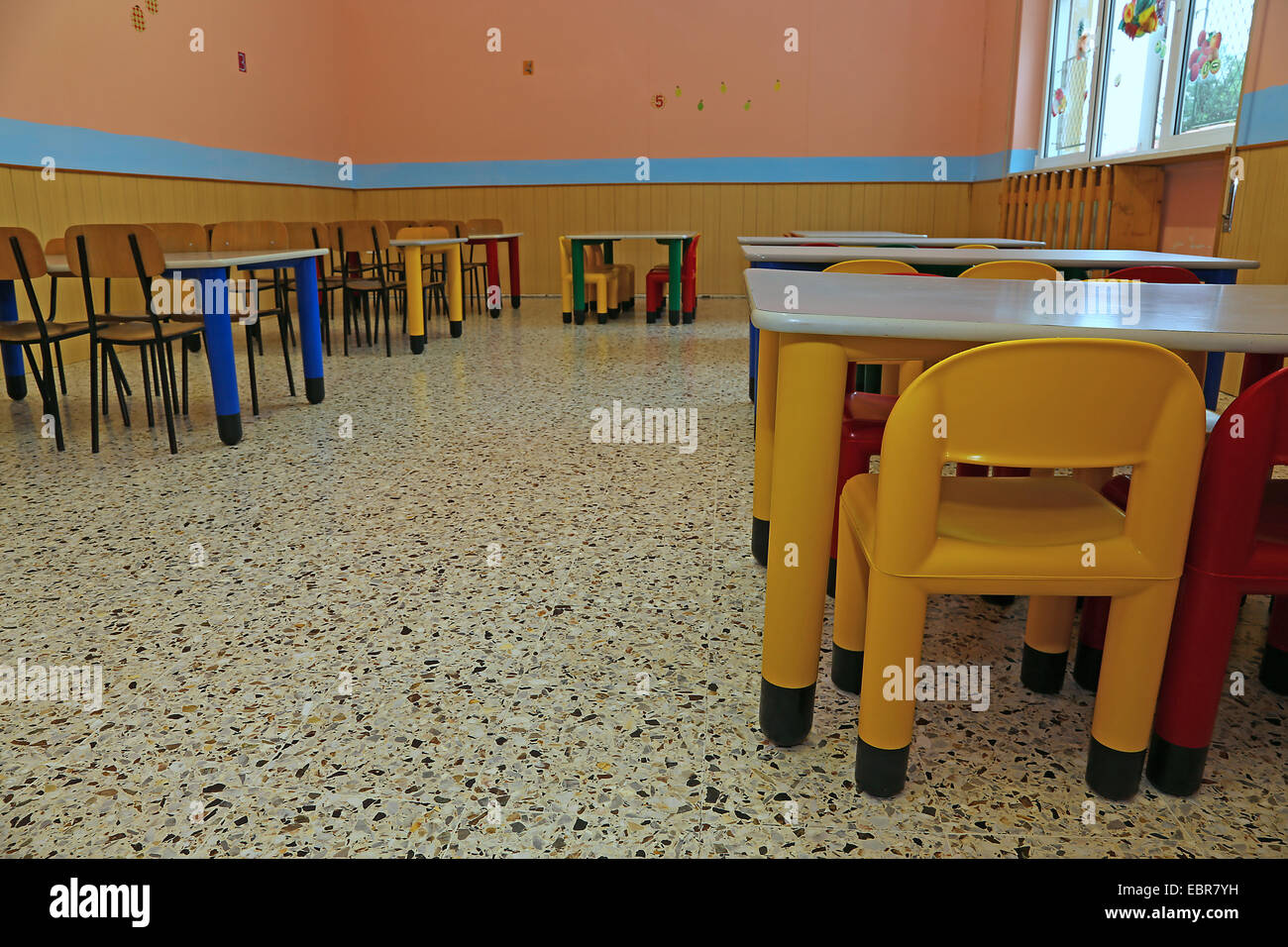 large dining room of a school for young children with small chairs and tables Stock Photo