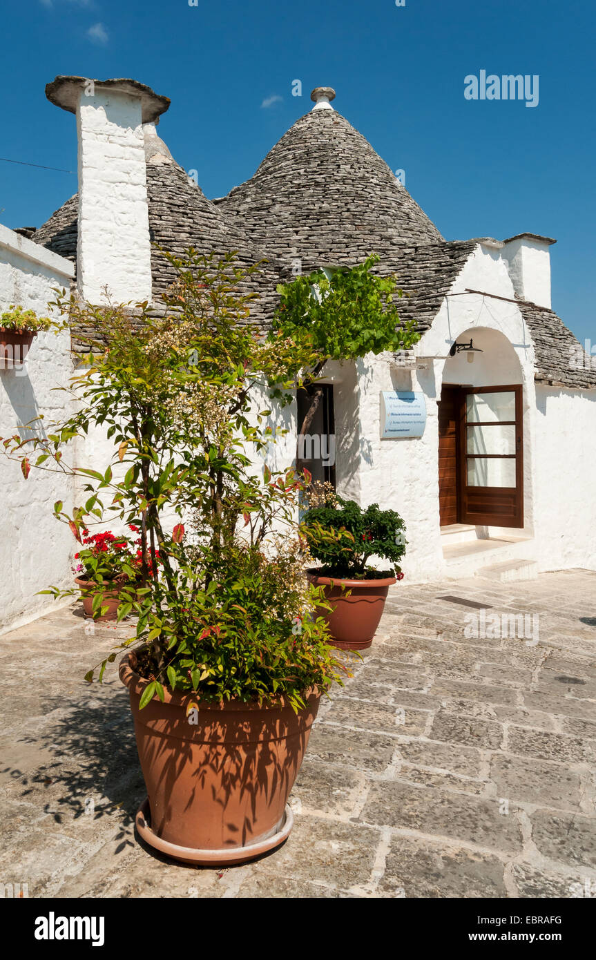 Street Scene, Alberobello Trulli District, Puglia, Italy Stock Photo