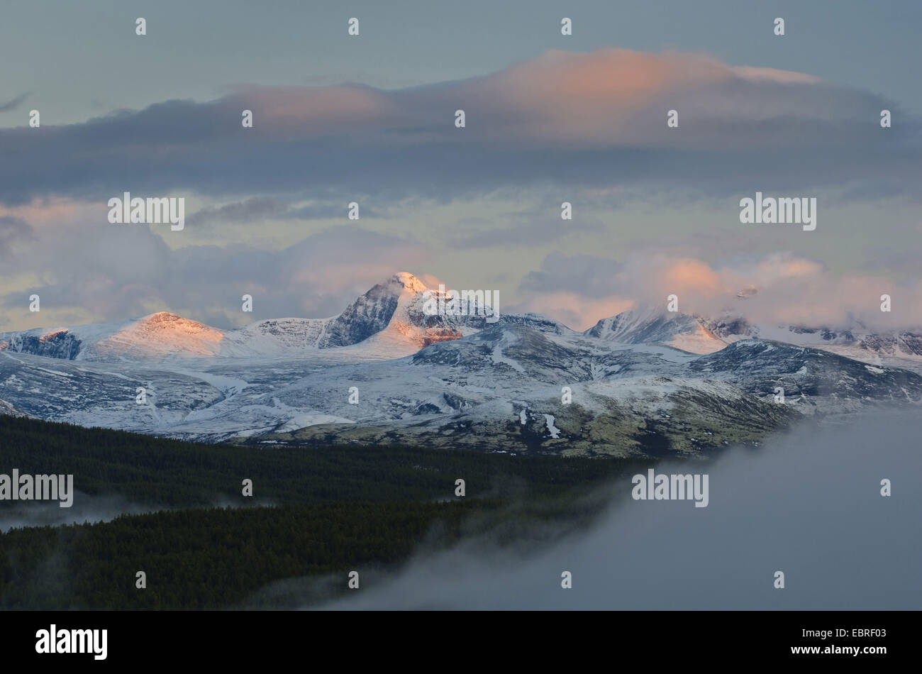 clouds at Hoegronden and Midtronden mountains in evening light, Norway, Hedmark Fylke, Rondane National Park Stock Photo
