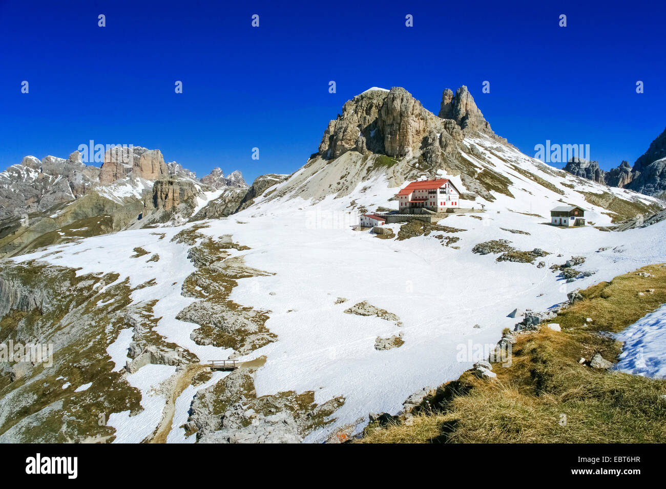 mountain scenery in June, view onto Sextnerstein dnd Dreizinnen hut, Italy, South Tyrol, Dolomiten Stock Photo