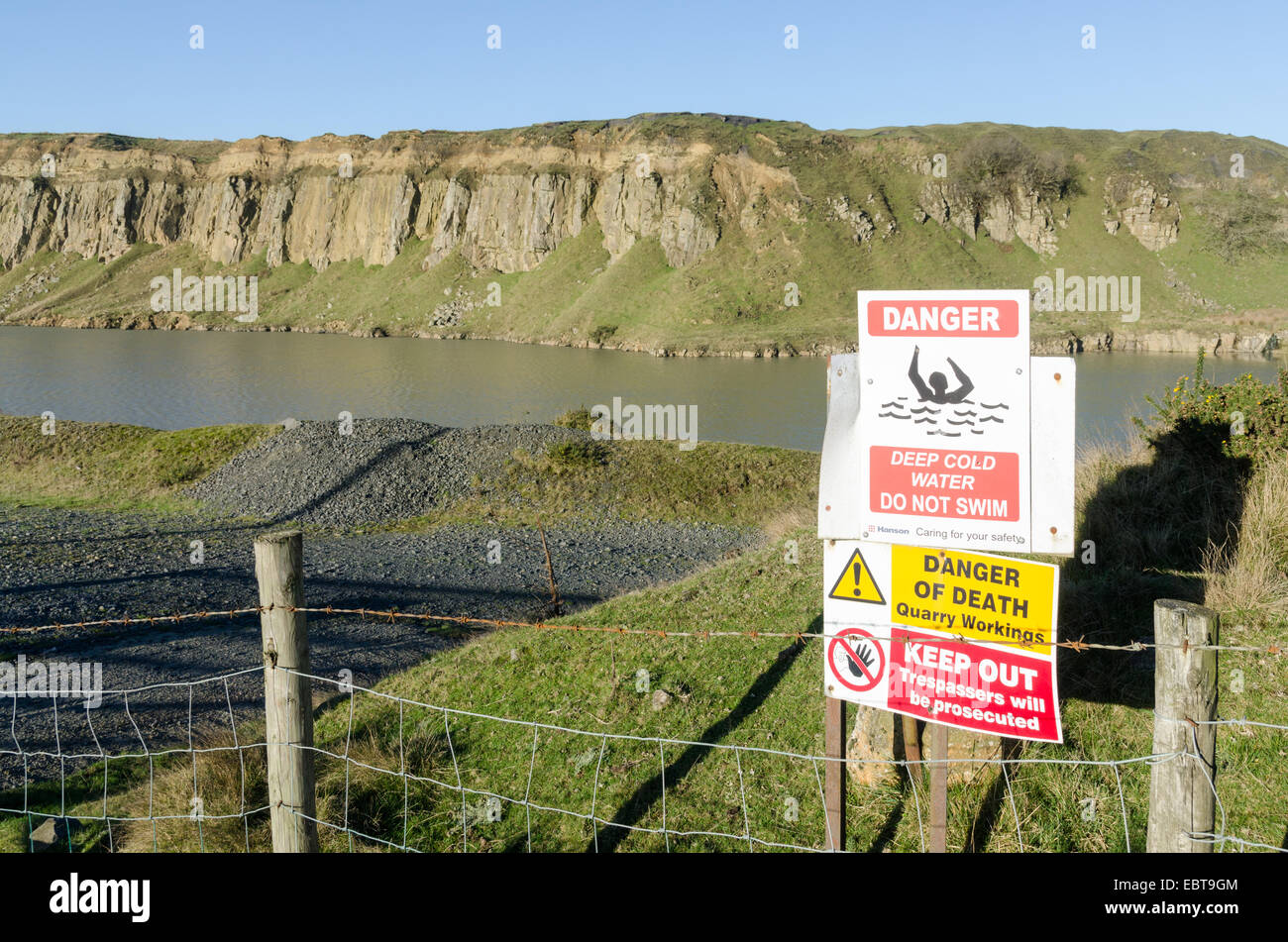 Sign warning of deep cold water in a flooded pit at Clee Hill Quarry in Worcestershire Stock Photo