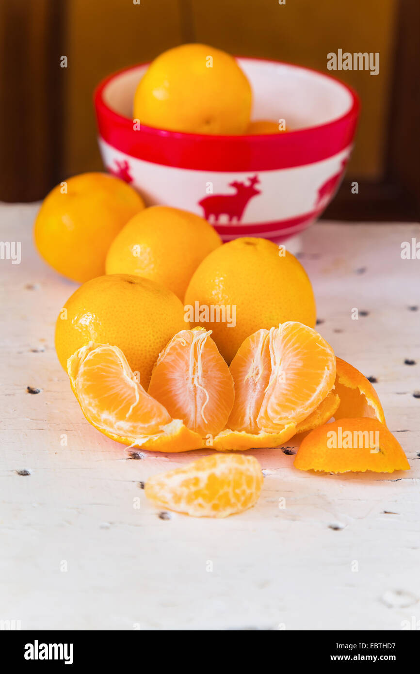 Holiday mandarin oranges in a Christmas themed bowl Stock Photo Alamy