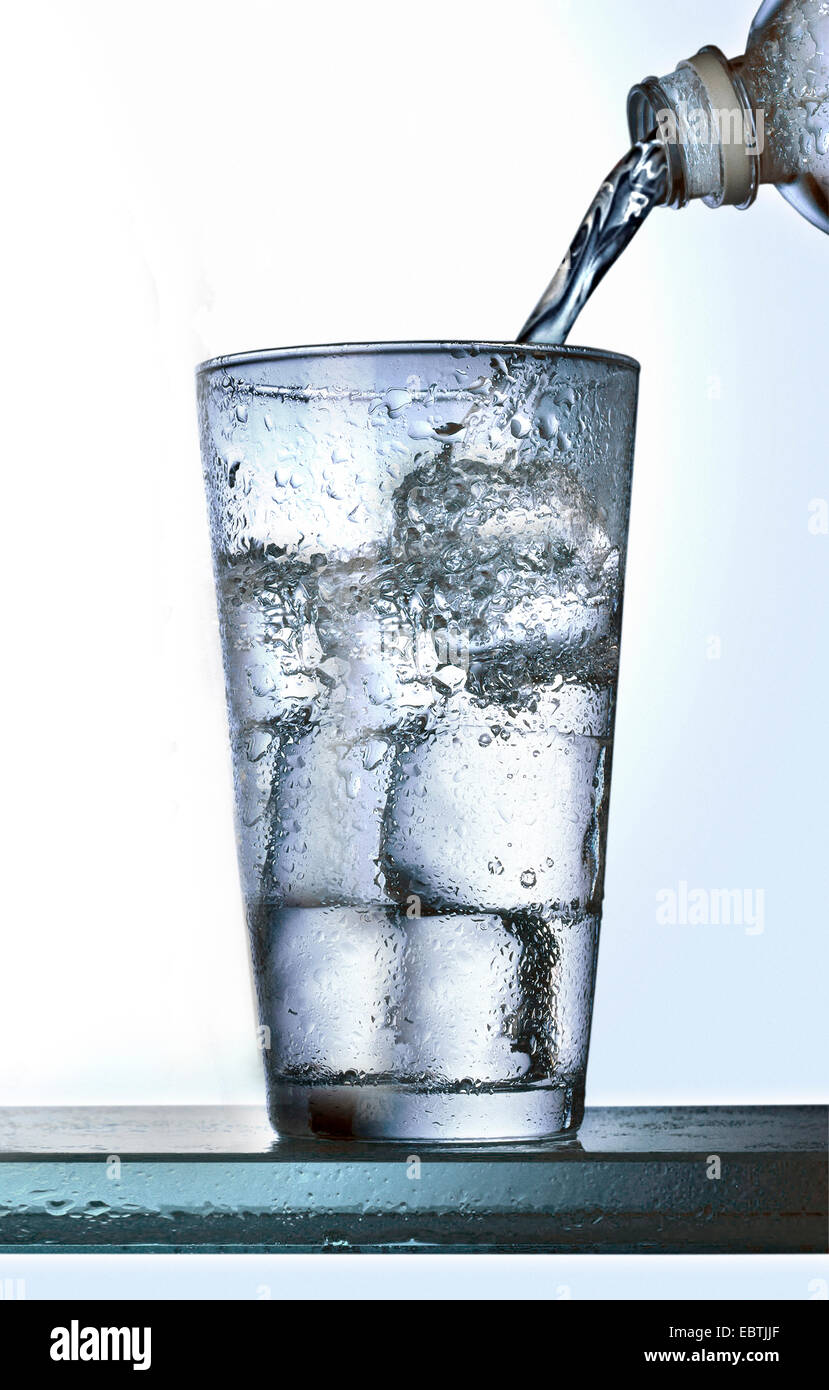 Water poured glass ice cubes hires stock photography and images Alamy